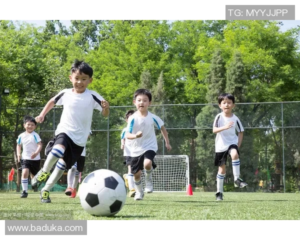 小男孩足球球星奋力奔跑瞬间捕捉高清图片展现青春活力与球场魅力 小男孩足球球星奋力奔跑瞬间捕捉高清图片展现青春活力与球场魅力