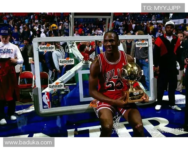 篮球8号著名球星与足球8号传奇人物的跨界对比与影响分析