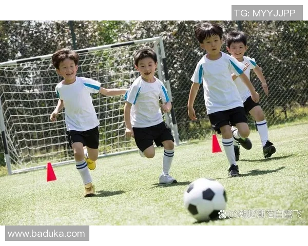 光脚踢足球的女球星展现力量与优雅的完美结合 光脚踢足球的女球星展现力量与优雅的完美结合