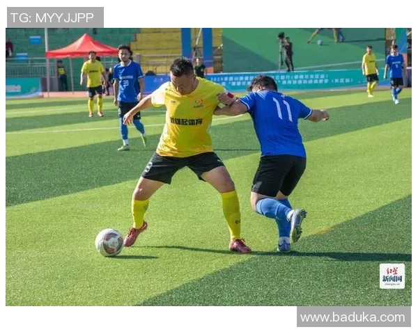 足球球星赛场握手瞬间展现体育精神与友谊风采 足球球星赛场握手瞬间展现体育精神与友谊风采